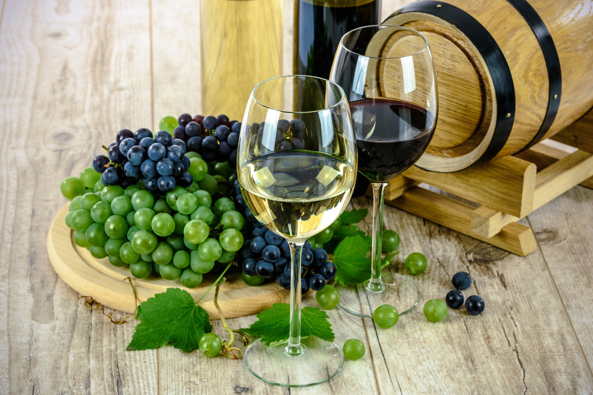 Trauben und Weingläser
