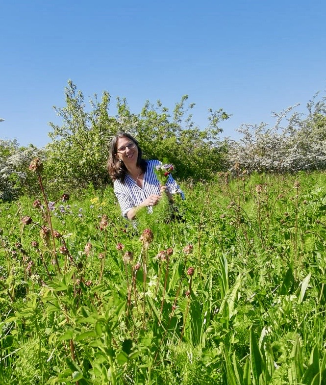 Frau auf einer Wiese