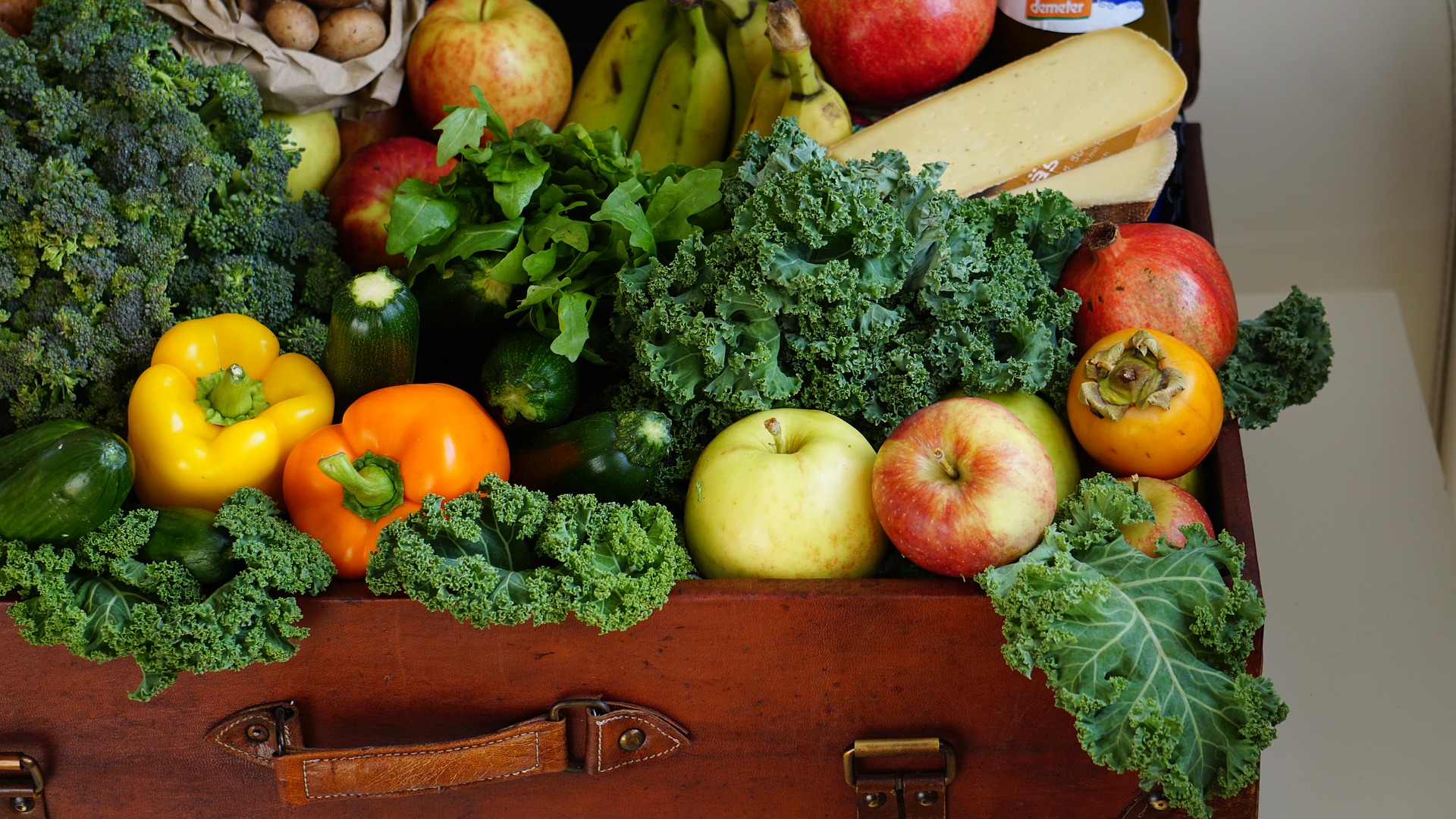Gemüse und Obst in einem geöffneten Koffer