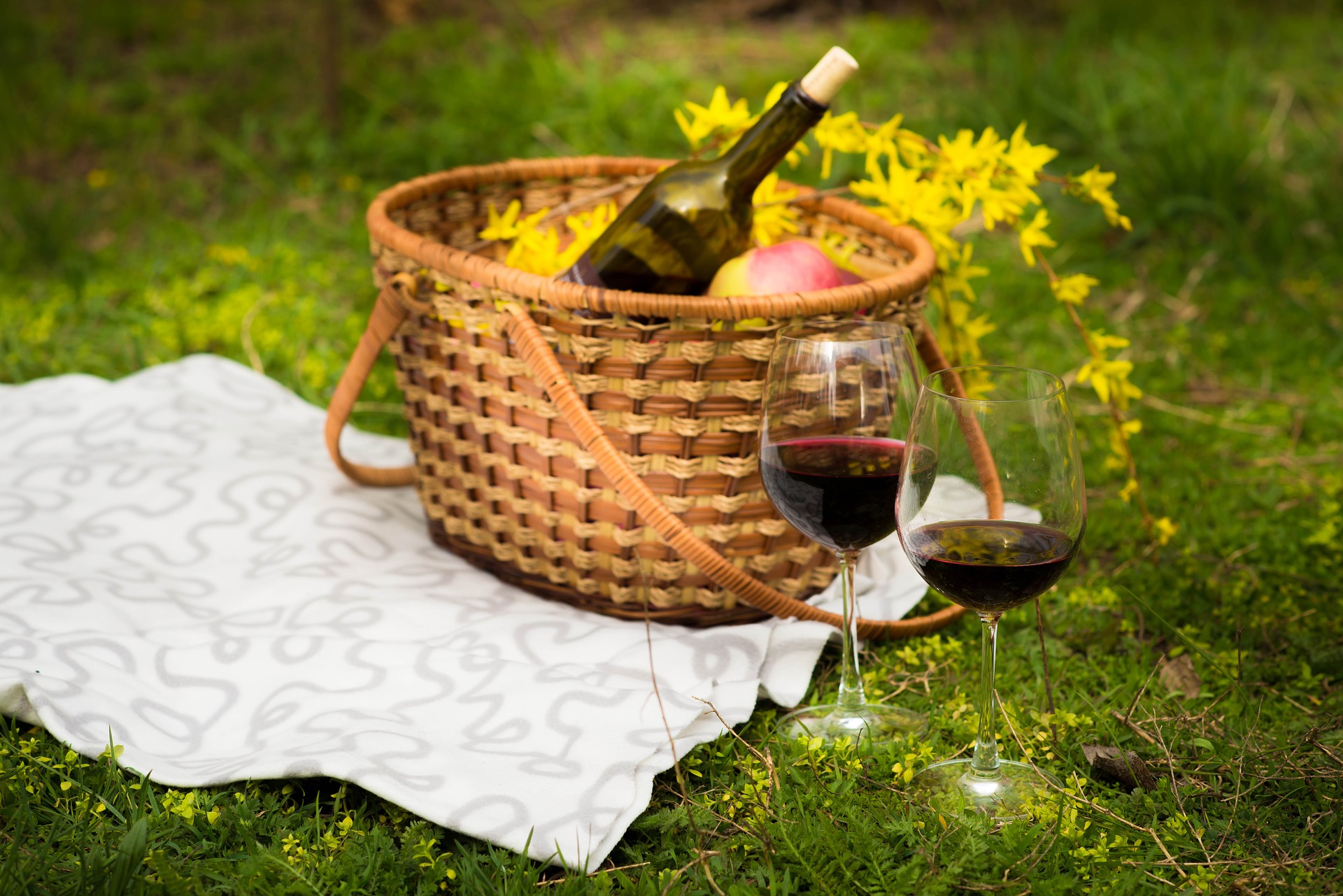 Picknickkorb mit Weinflasche