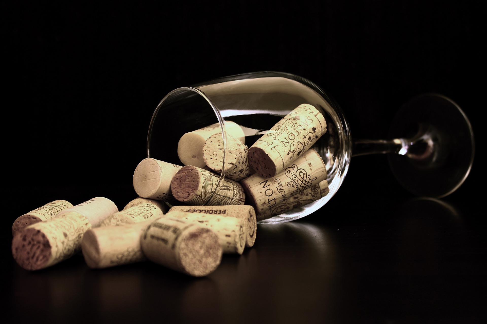 Weinglas gefüllt mit Korken