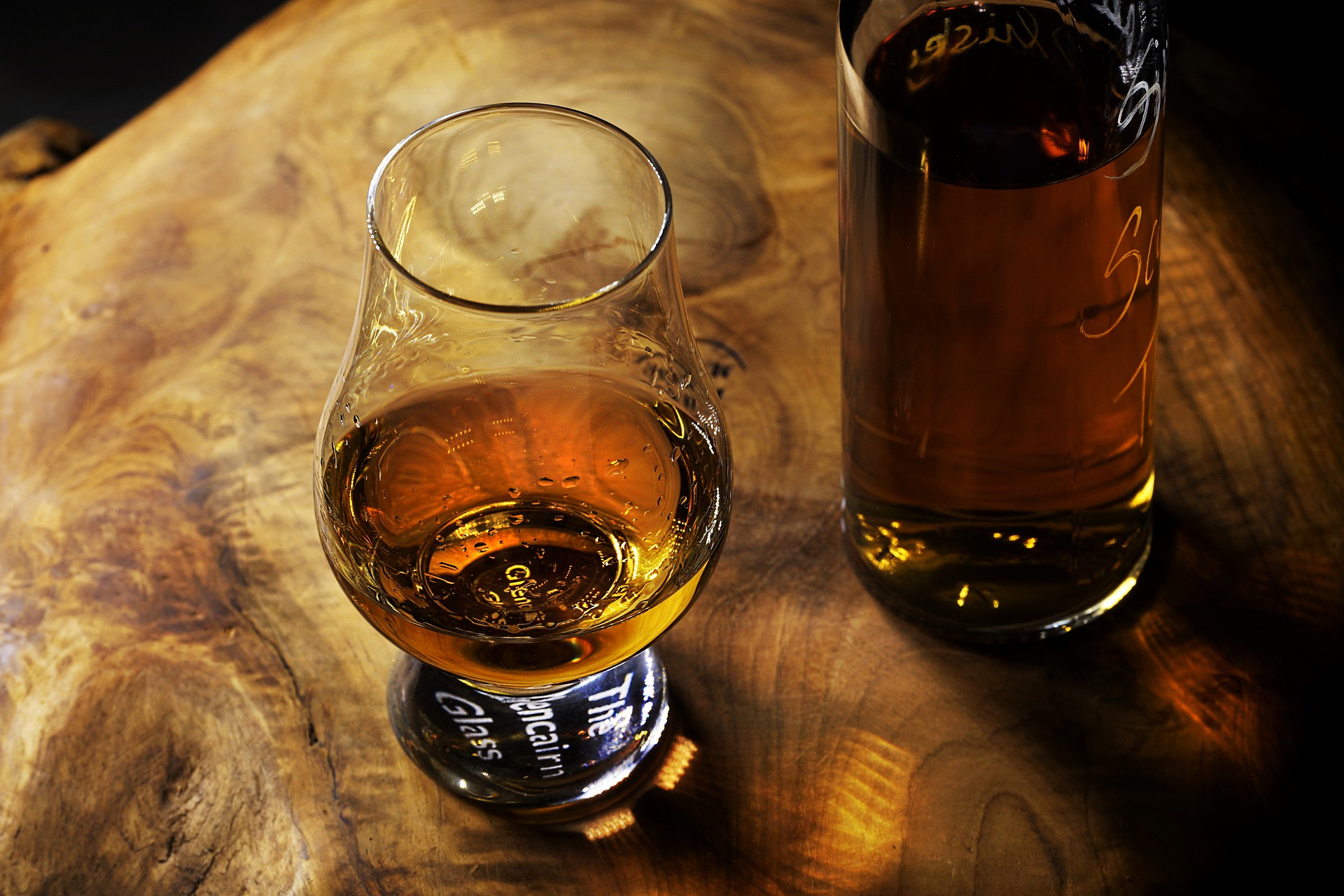 Whiskyglas und Flasche