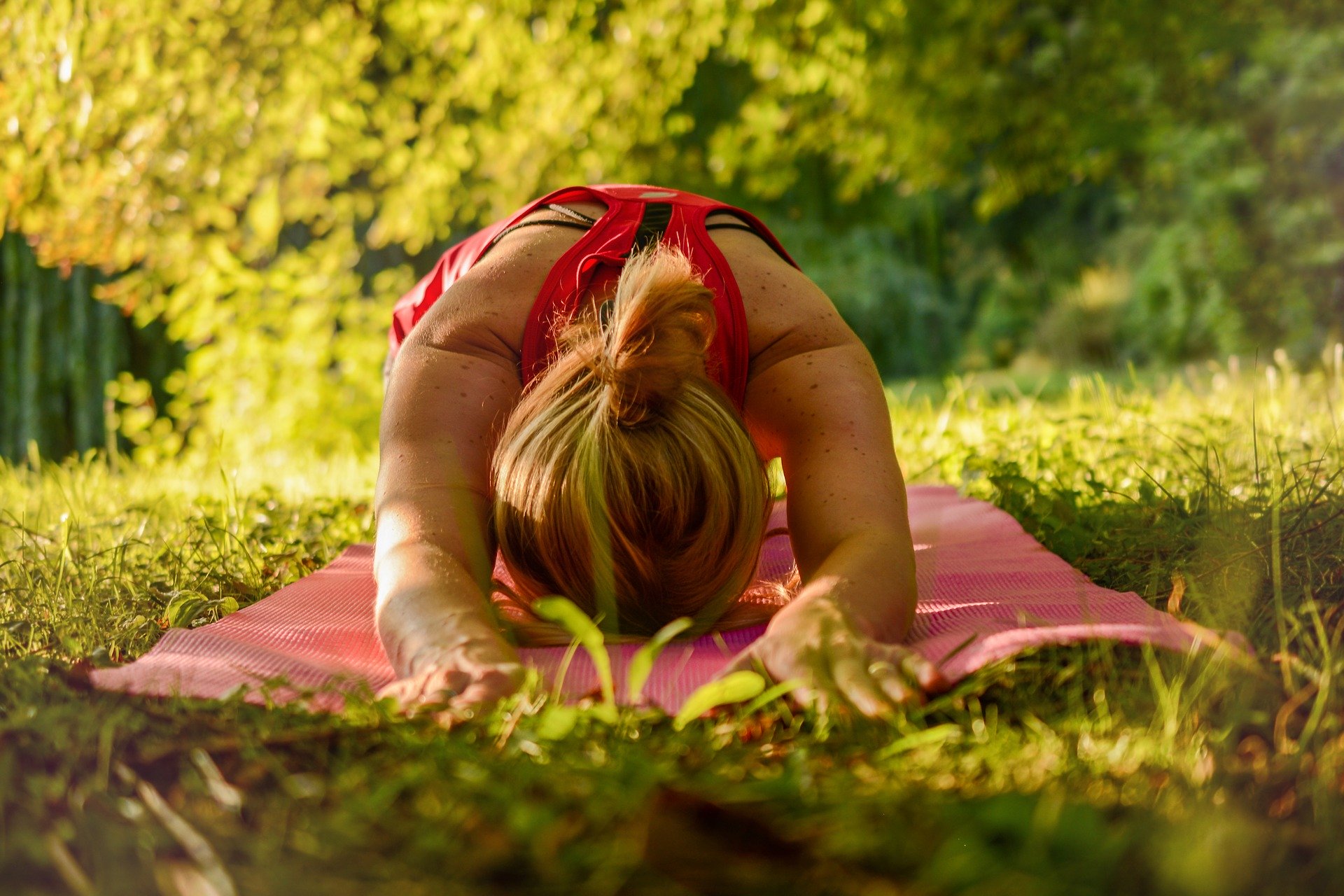 Frau beim Yoga