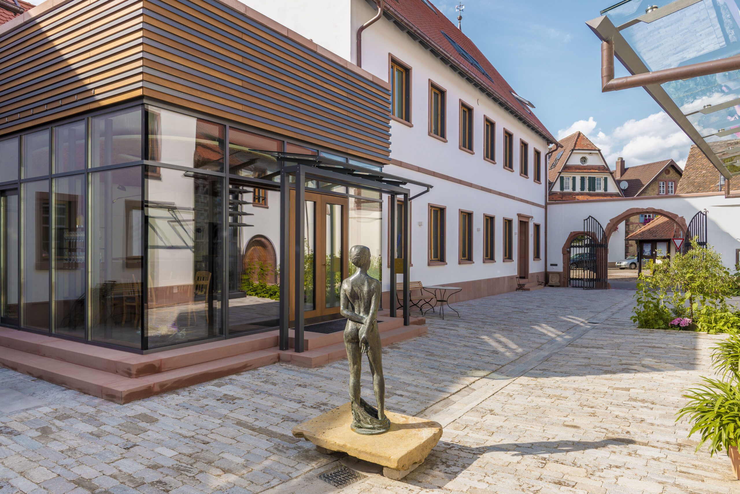 Hof und Skulptur im Weingut Wilhelmshof