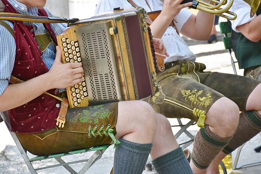 Akkordeonspieler in Lederhosen