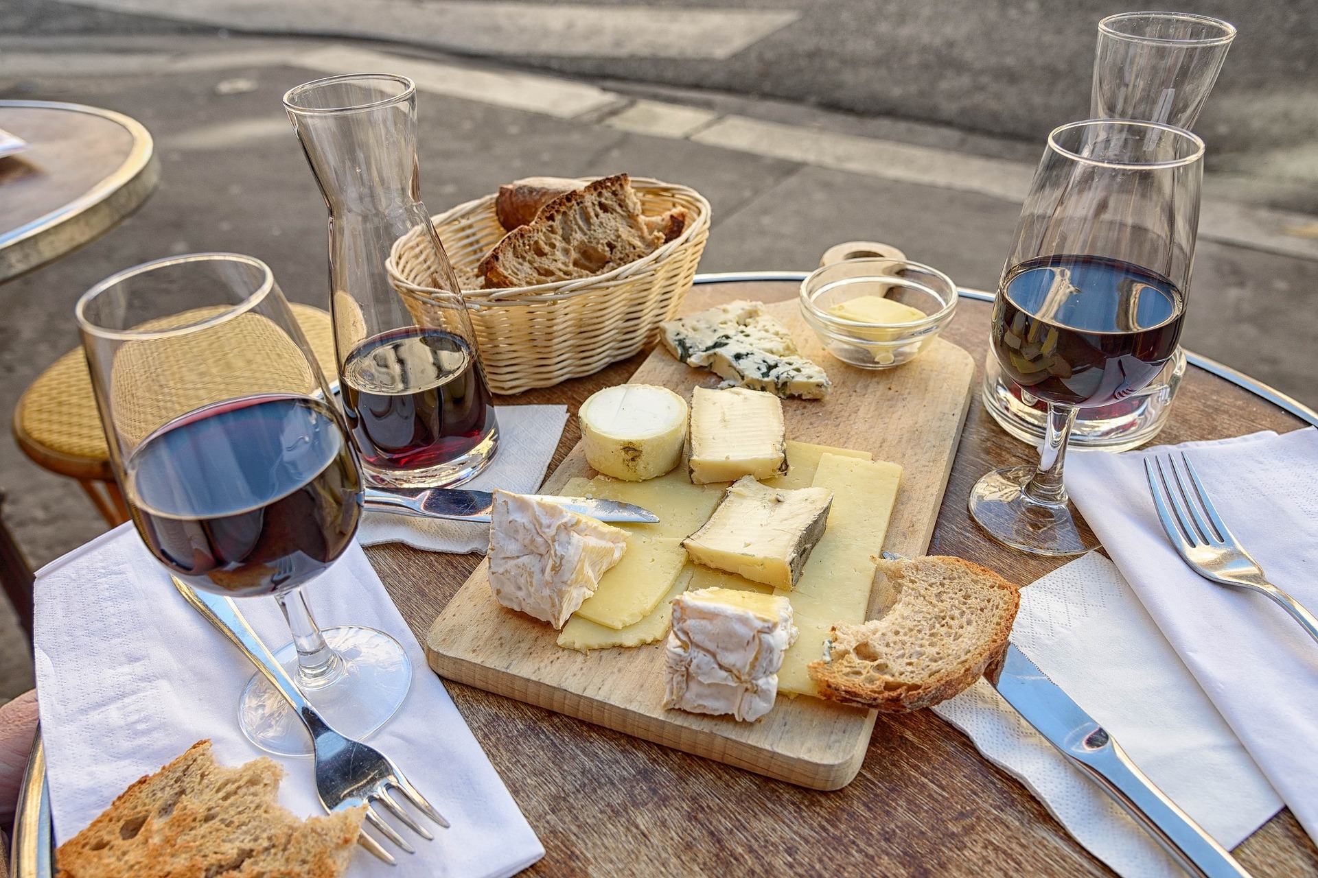 Gedeckter Tisch mit Käse und Rotwein