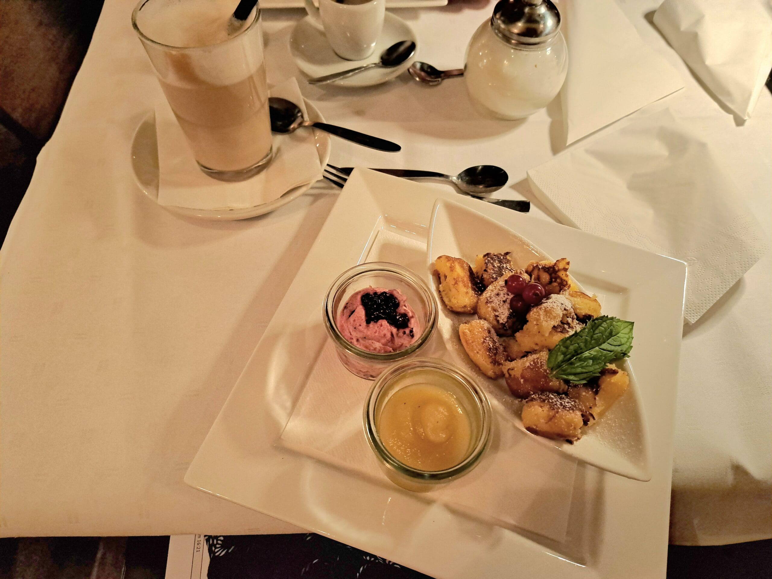 Nachtisch und Milchcafé auf einem Tisch