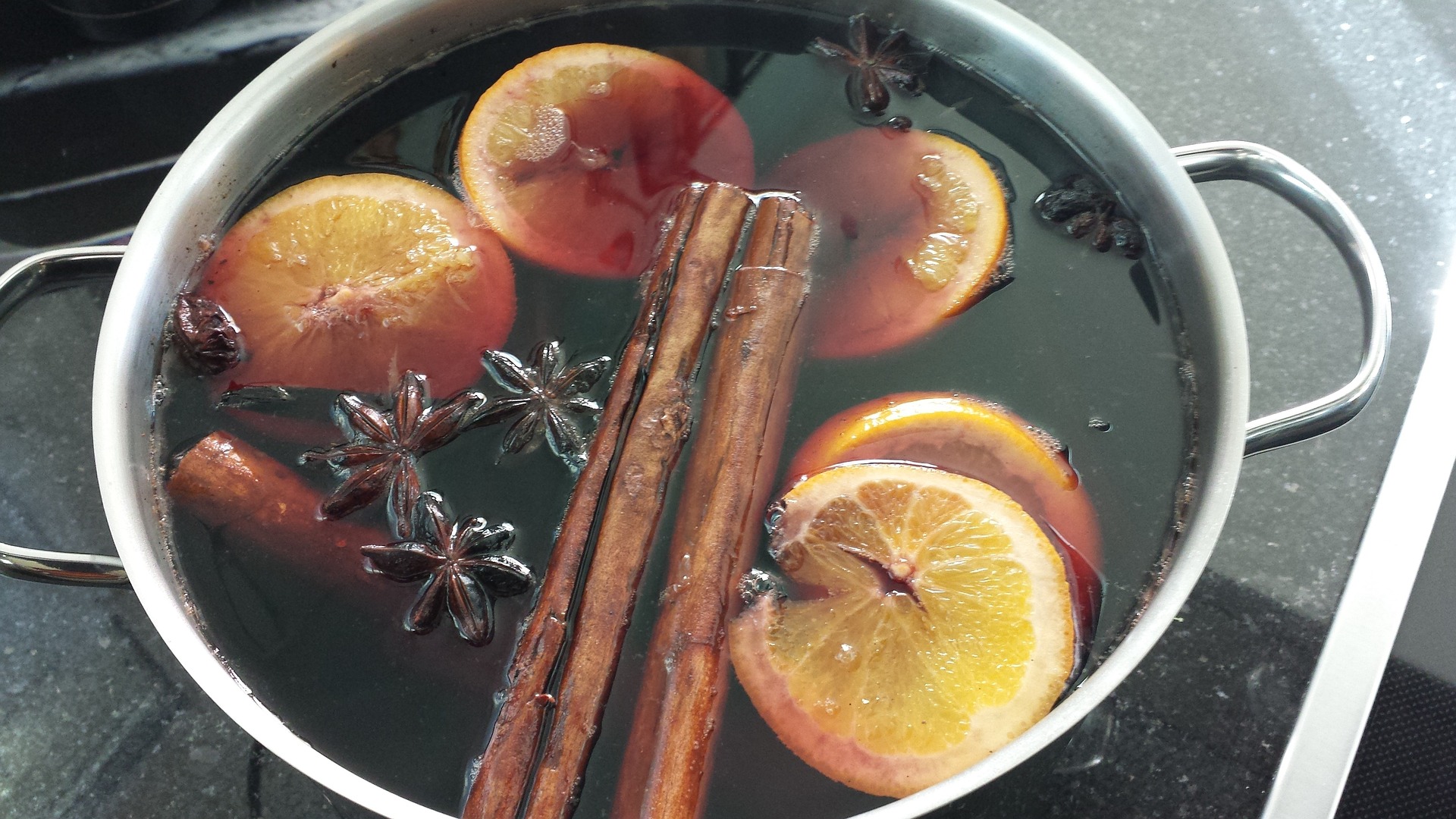 Glühwein mit Zimstange und Orangenscheibe