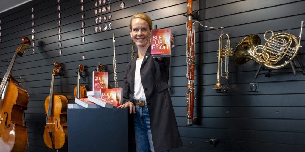 Ludwigshafen, Staatsphilharmonie, Catharina Waschke mit dem Kalender der Staatsphilharmonie. 06.09.2023 Foto: Joachim Ackermann