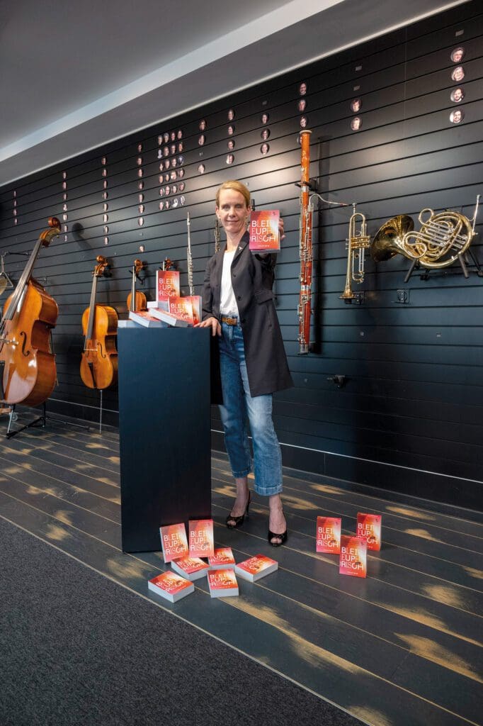 Ludwigshafen, Staatsphilharmonie, Catharina Waschke mit dem Kalender der Staatsphilharmonie. 06.09.2023 Foto: Joachim Ackermann