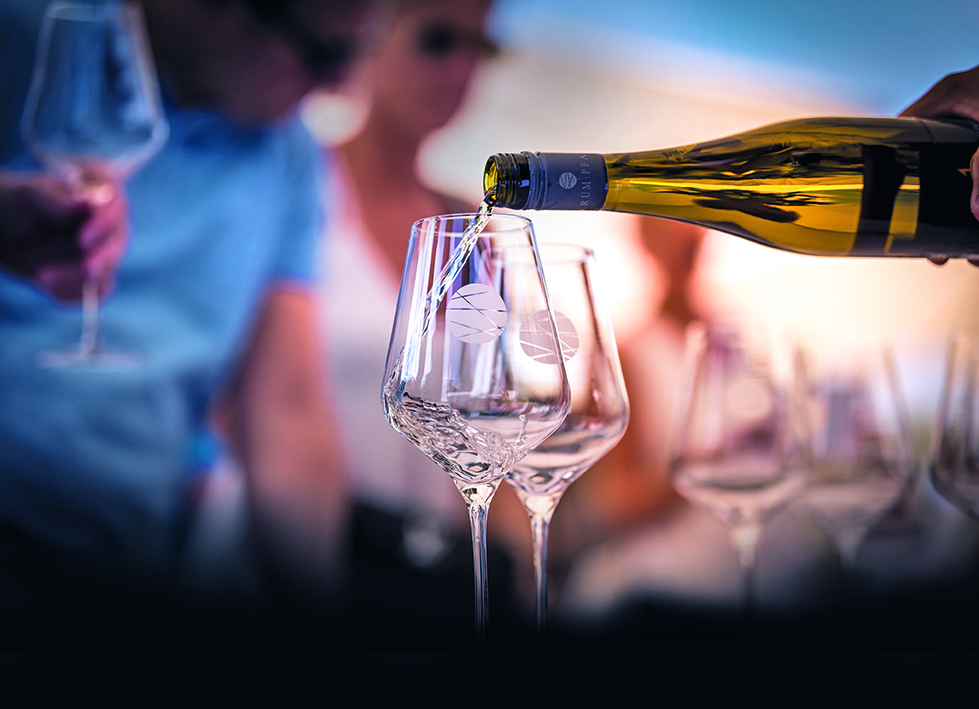 Weingläser und Weinflasche