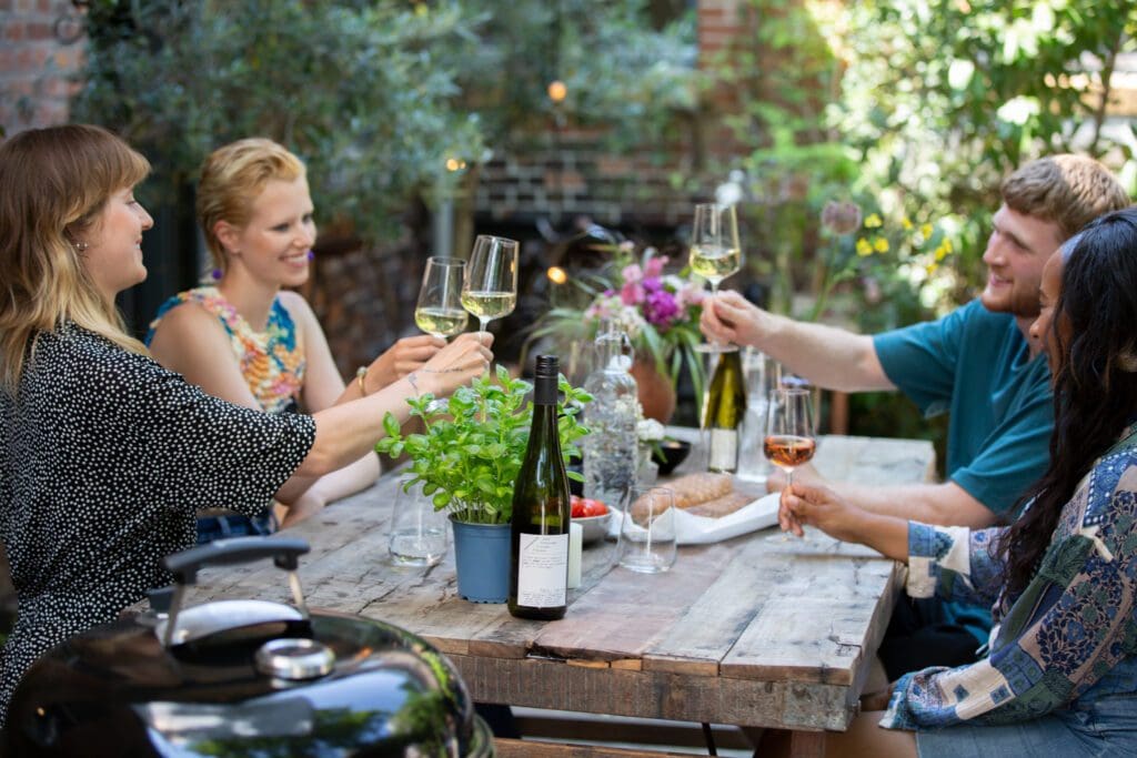 Urbane WeintrinkerInnen (outdoor), Berlin 2022