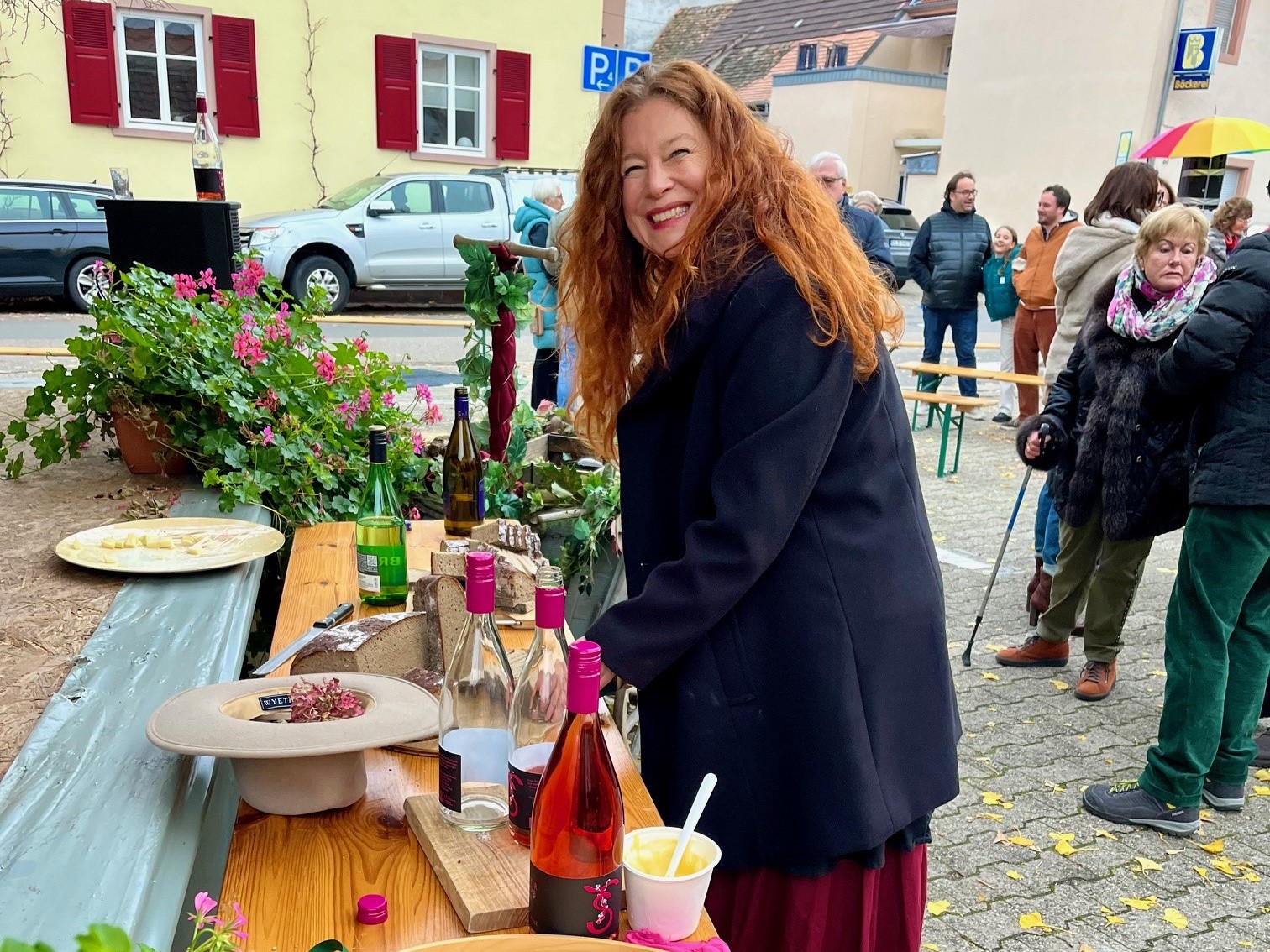 Dame am Ausschank beim Weisenheimer Stutzenfest