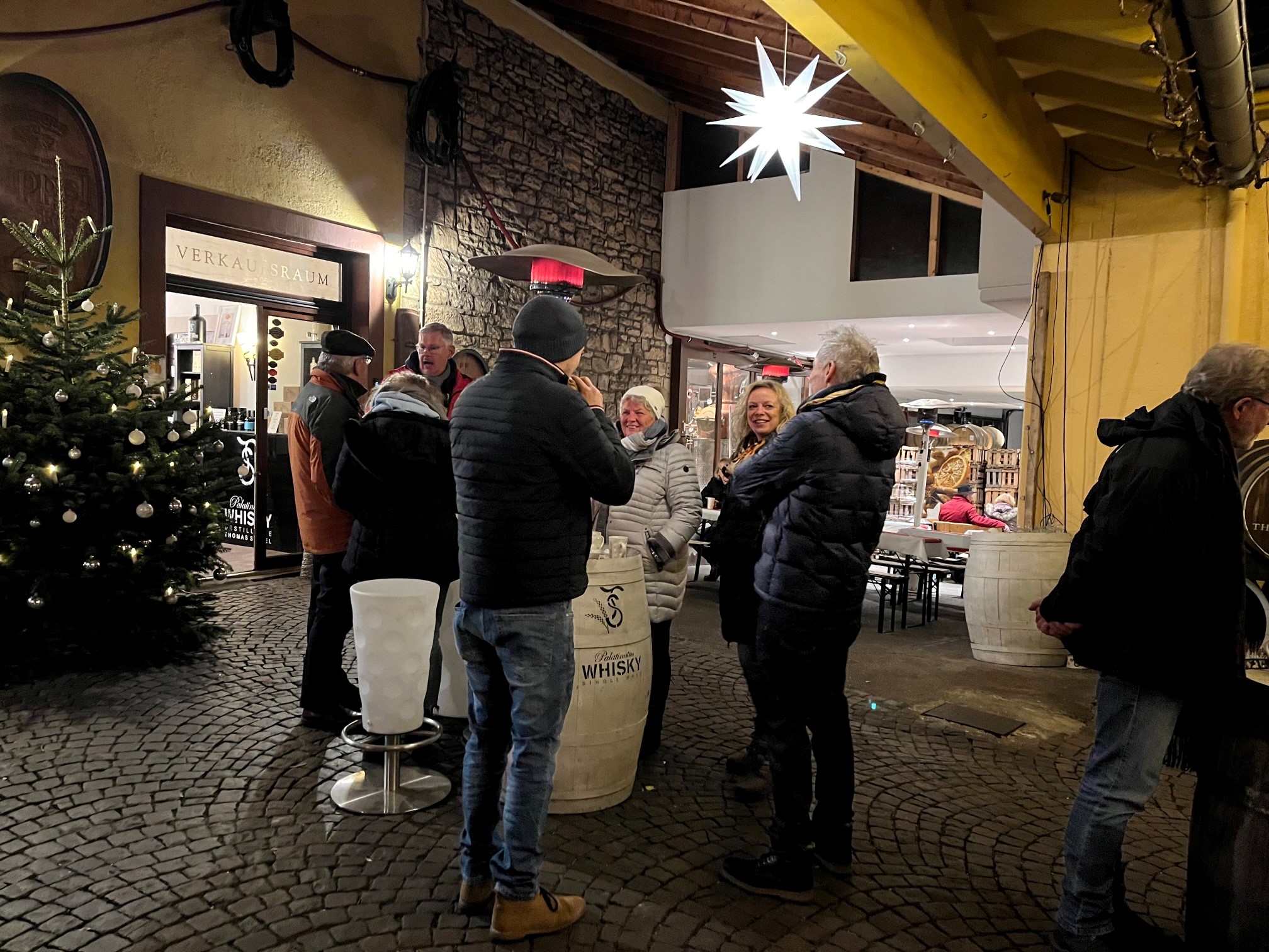 Menschen beim Advent im Weingut Sippel