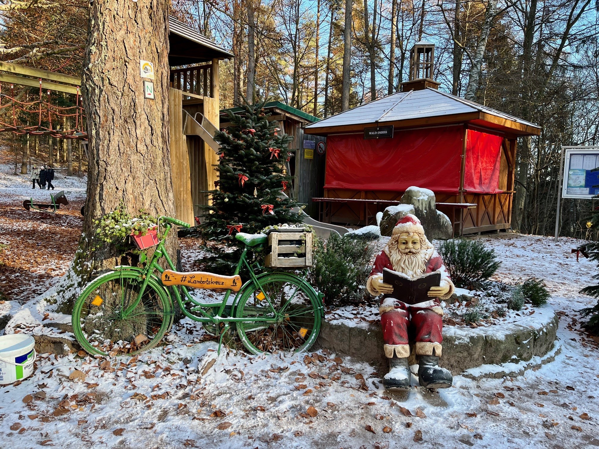 Nikolaus und Fahrrad am Lambertskreuz im Winter