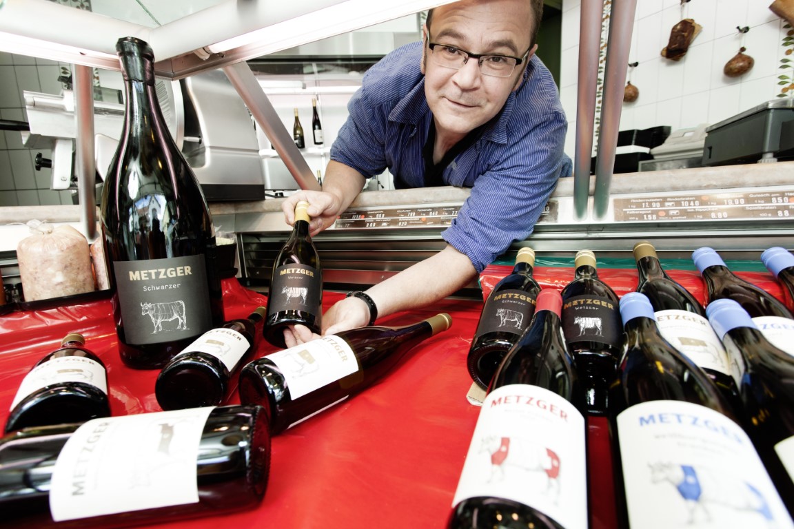 Uli Metzger präsentiert seine Weinflaschen