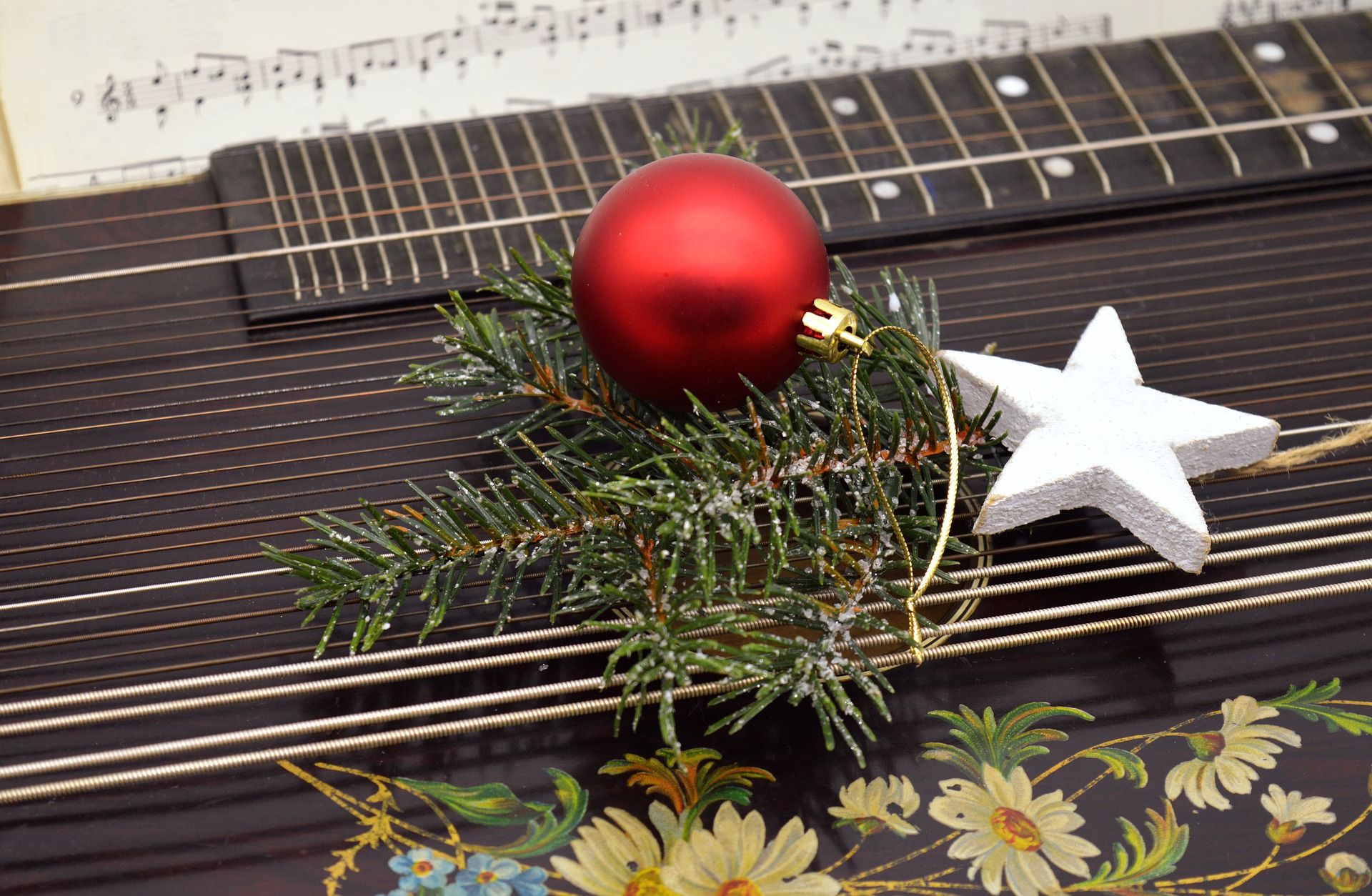 Zither mit Weihnachtsdeko
