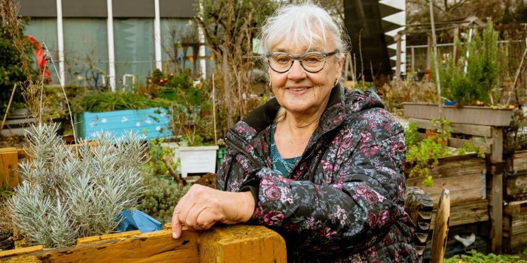 Nahaufnahme: Hobbygärtnerin Ilona Schäfer am Brunnen "Wasser für die Welt" von Rudolf Graap im Hack-MuseumsgARTen