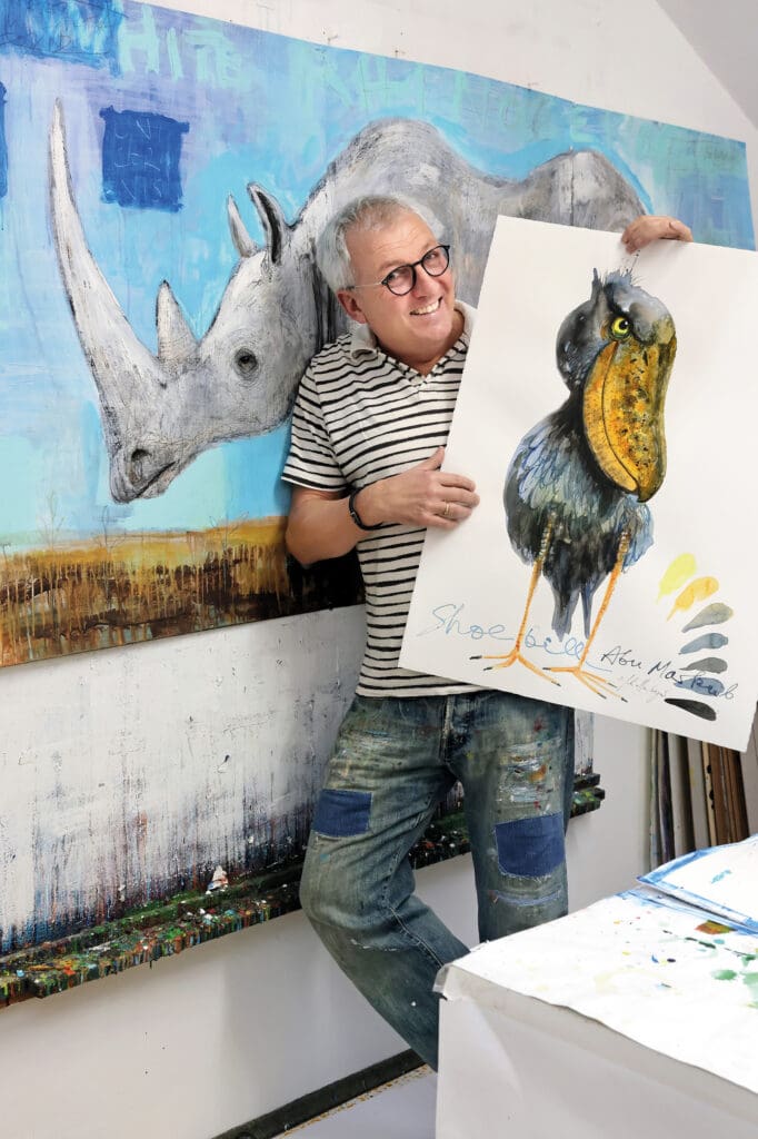 Künstler Oliver Schollenberger mit zwei seiner Tierbildern