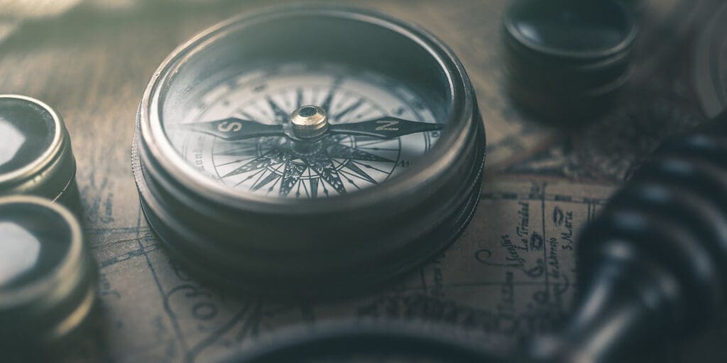 ein Kompass liegt auf einer Landkarte