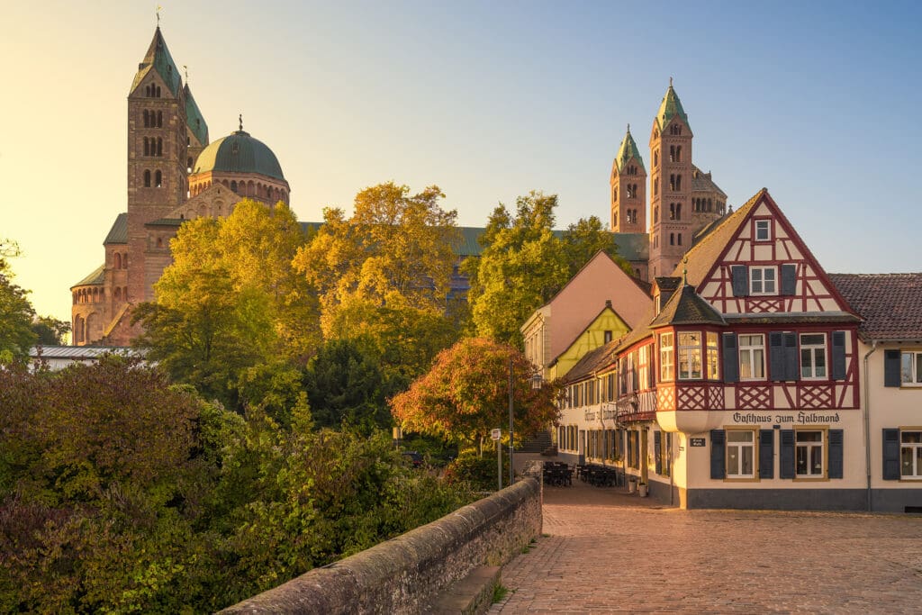 Stadtansicht von Speyer mit Gasthaus zum Halbmond im Vordergrund und dem Dom im Hintergrund