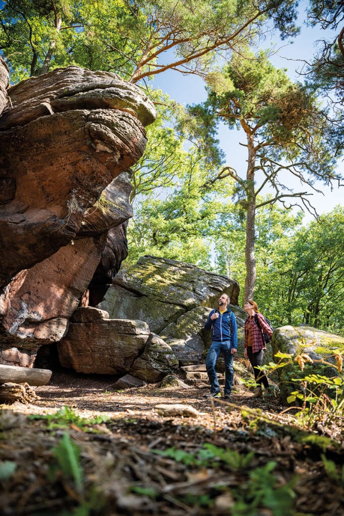 Wanderer vor dem Heidenfels am Freinsheimer Ganerbenweg