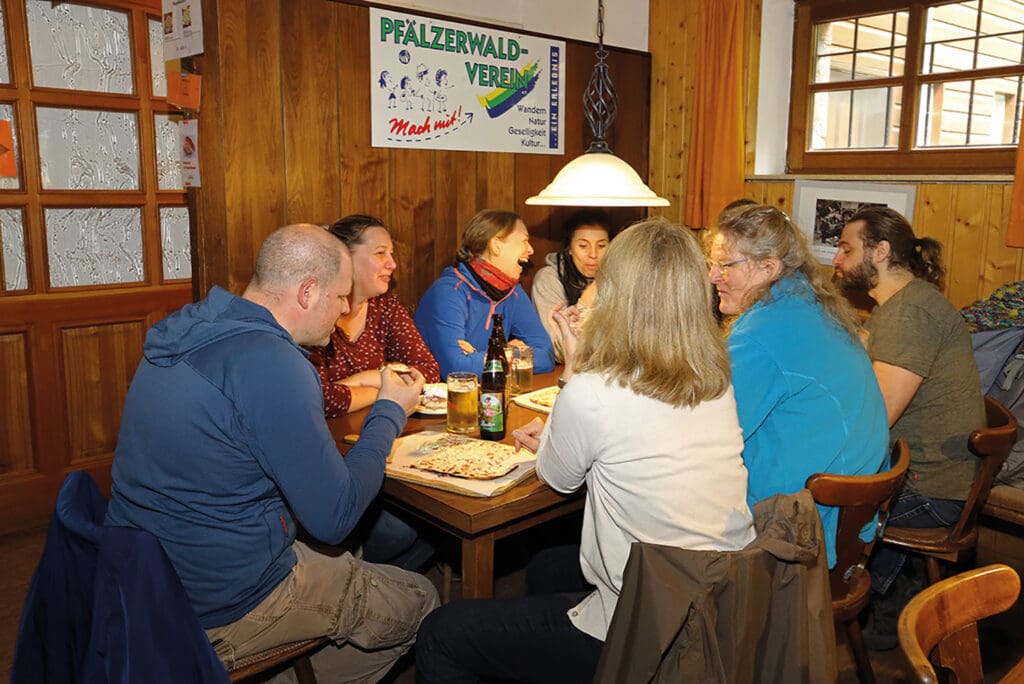 vollbesetzter Tisch in der Landauer Hütte