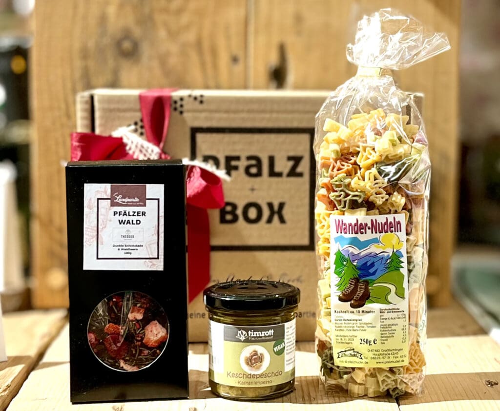 Eine Tüte Tee Pfälzerwald, Wander-Nudeln und Keschdepesto vor der kleinen Pfalzbox