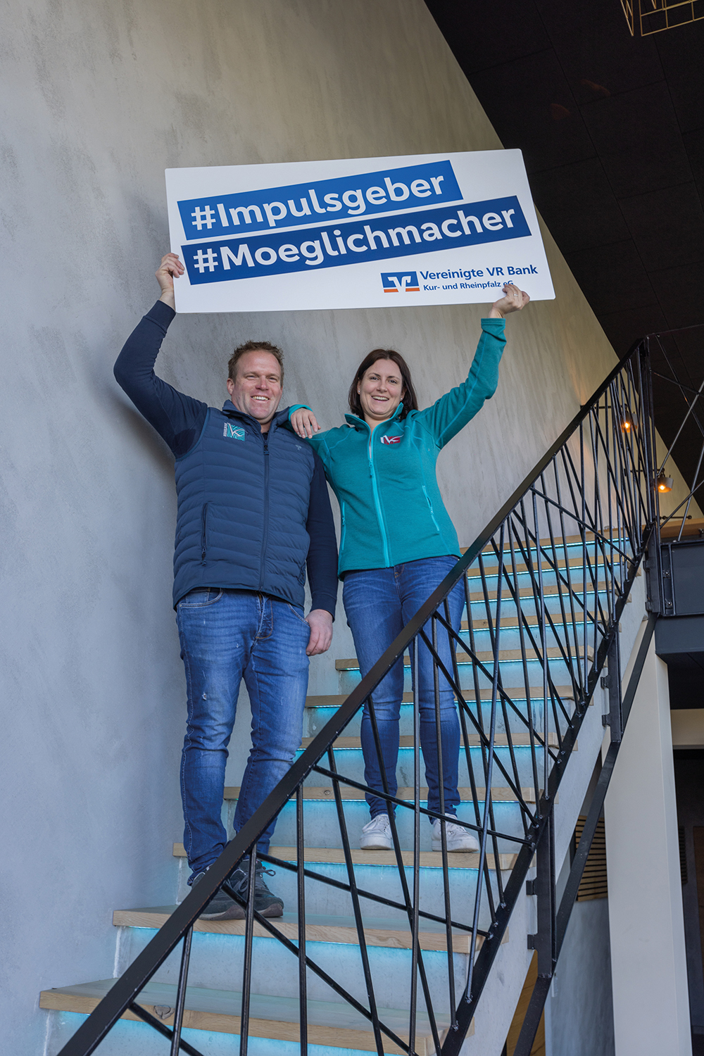 Lukas und Angelika Kesselring auf der Treppe ihres Weinguts