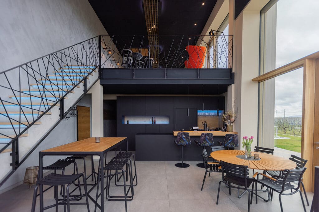 Weitere Sitzmöglichkeiten in der Vinothek des Weinguts Kesselring