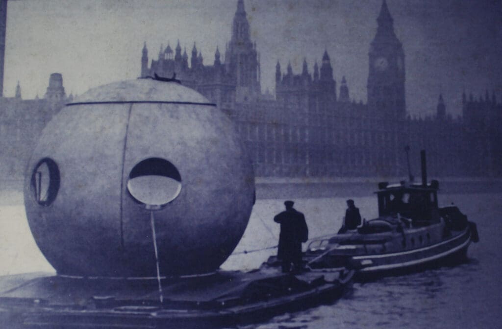 Historische Aufnahme eines Kugelhauses auf der Themse in London