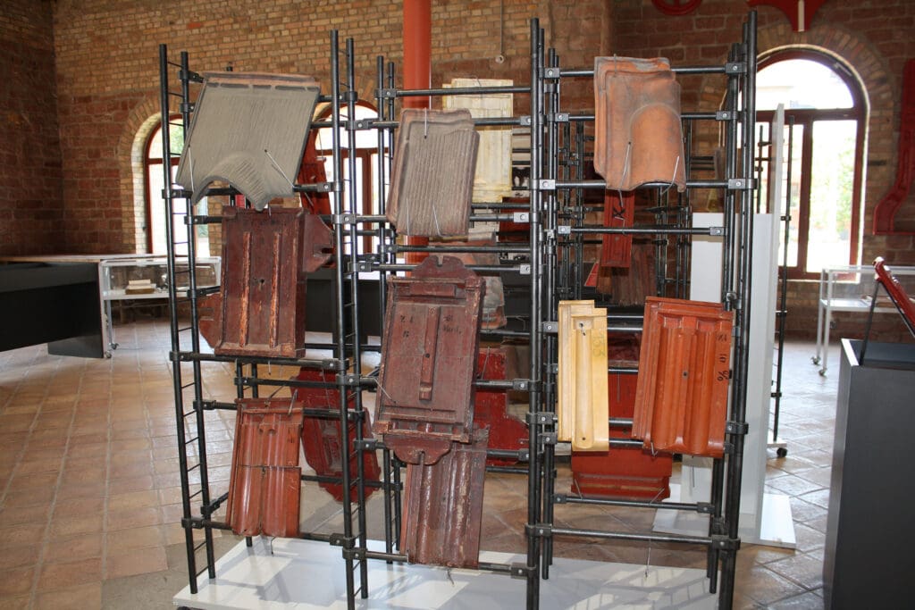 Mehrere Ziegel auf einem Ständer im Museum