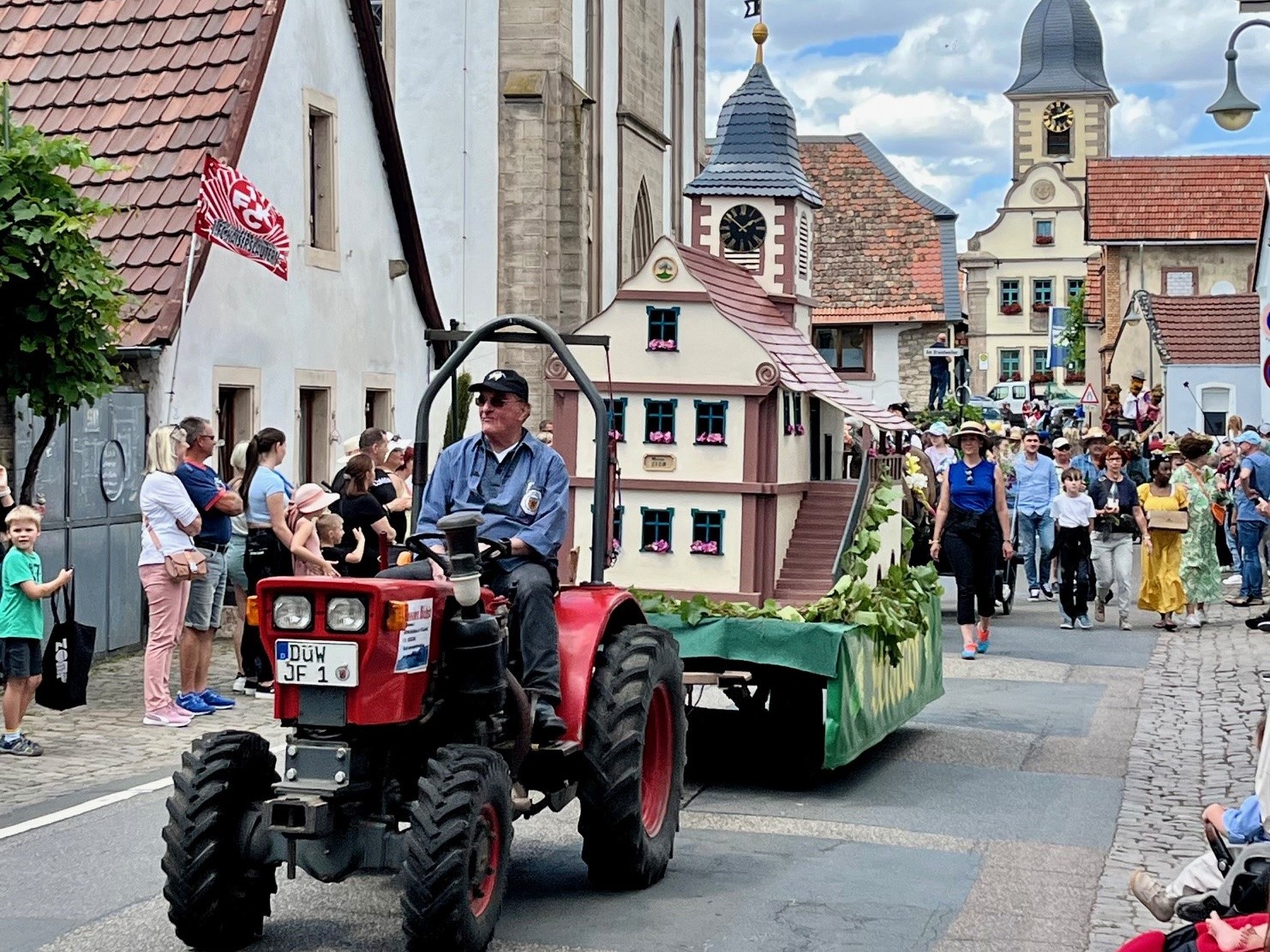 Umzugswagen bei der Leistadter Kerwe