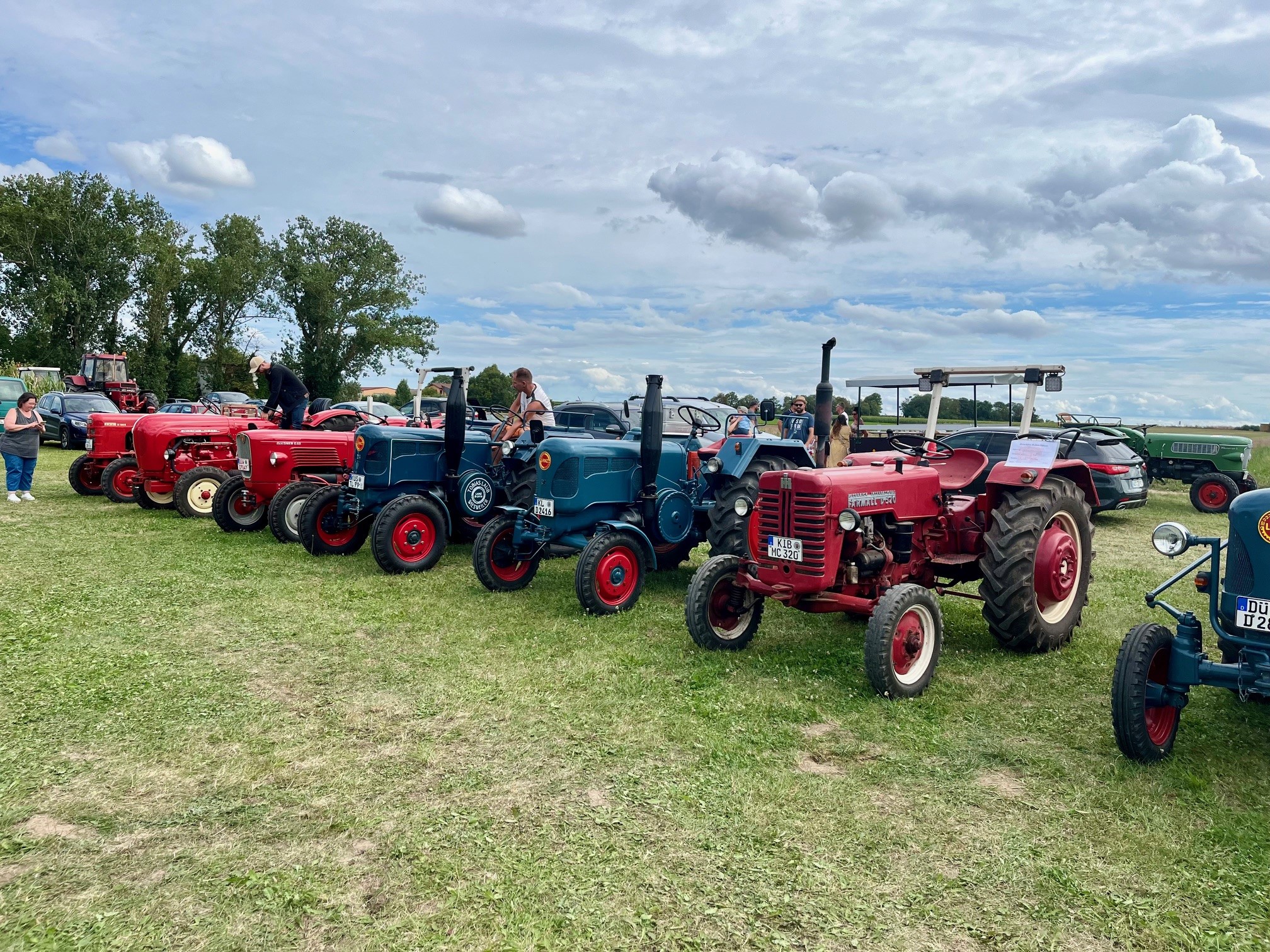 Traktoren bei Dreschfest in Hohen-Sülzen