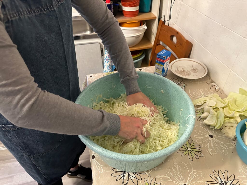 Hände in einer Schüssel