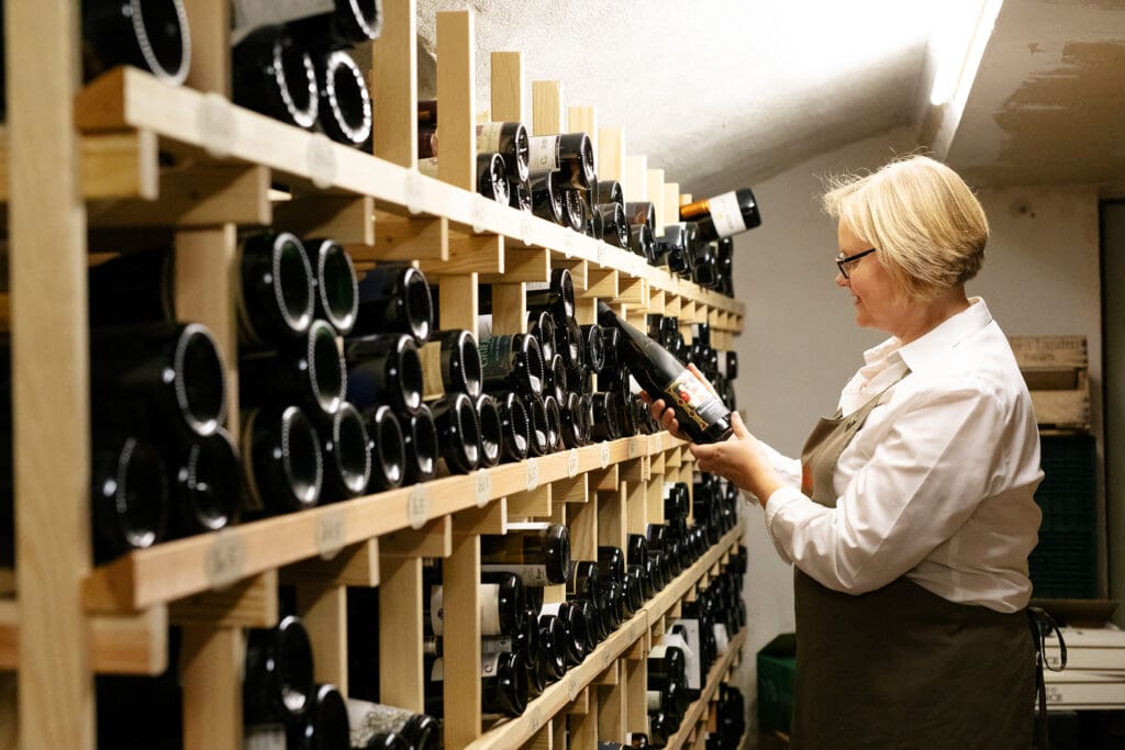 Sybille Bultmann im Weinkeller
