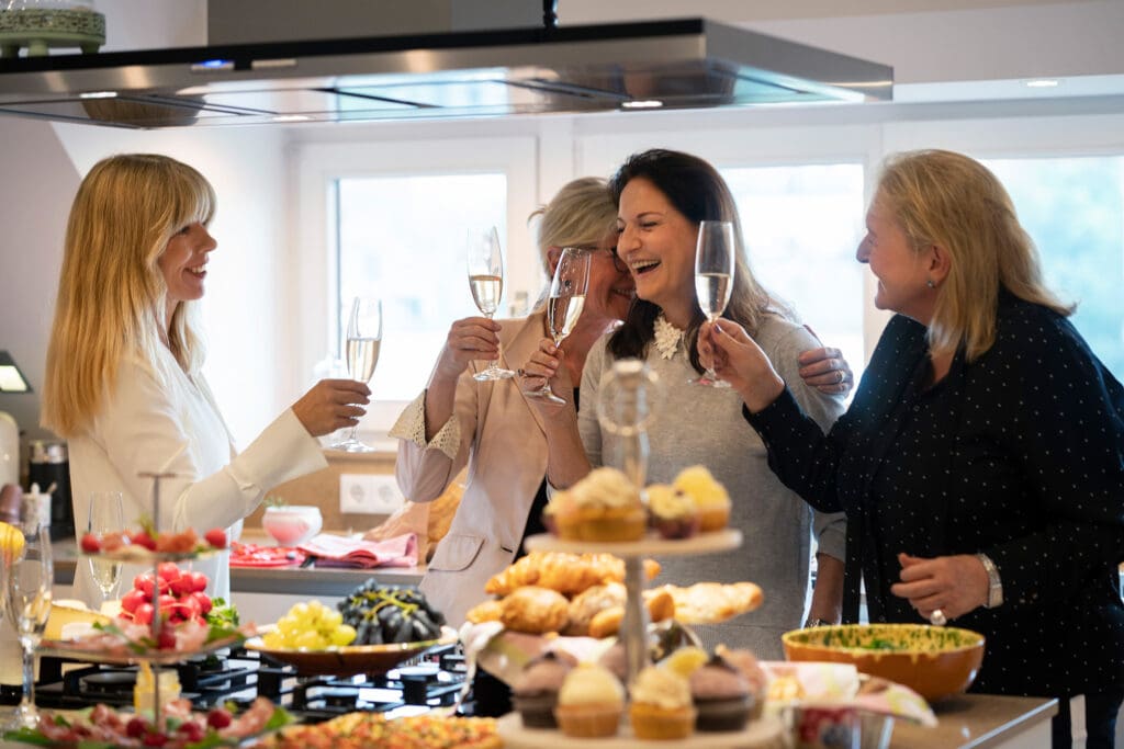 Frauen trinken Sekt