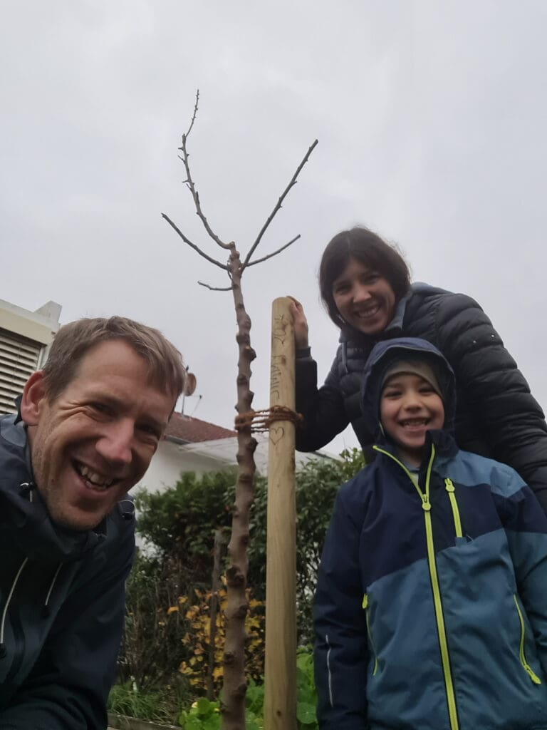 Familie Engeroff mit Mandelbaum