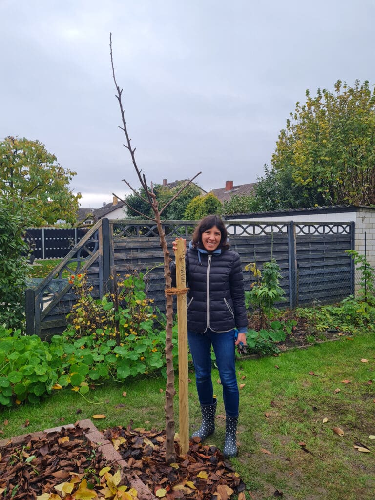 Autorin Kathrin Engeroff mit ihrem Mandelbaum