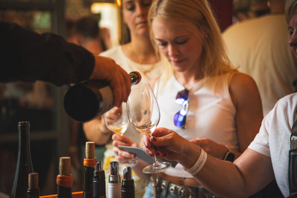 Weinglas und Weinflasche