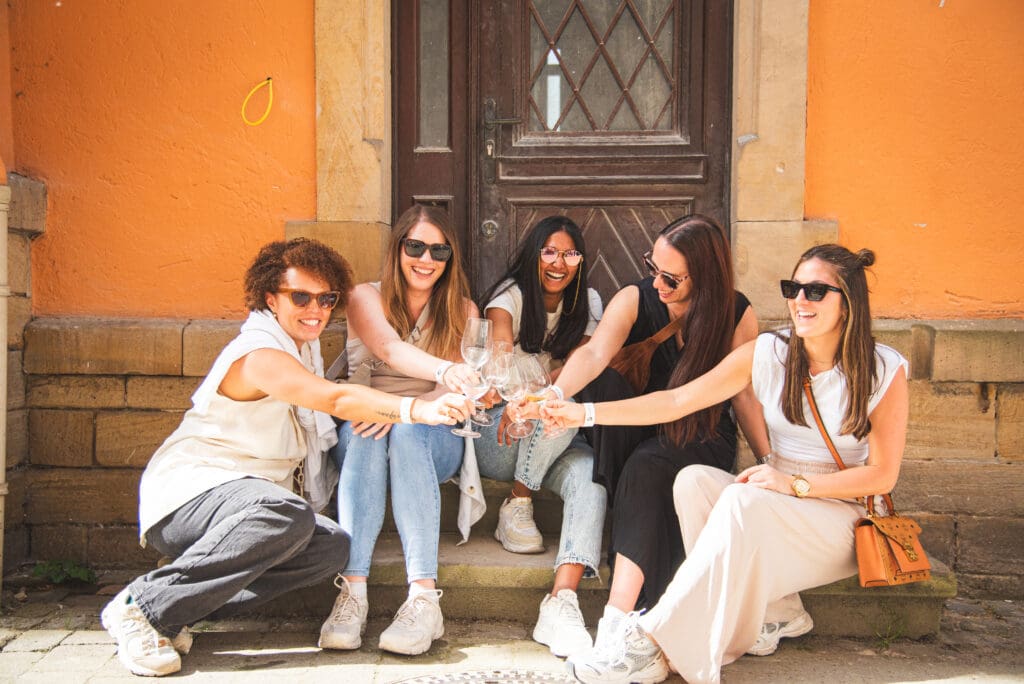 Eine Gruppe Frauen stößt mit Weingläsern an