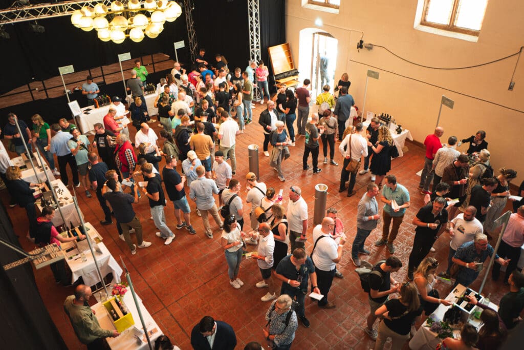 Besucher bei Wein am Dom