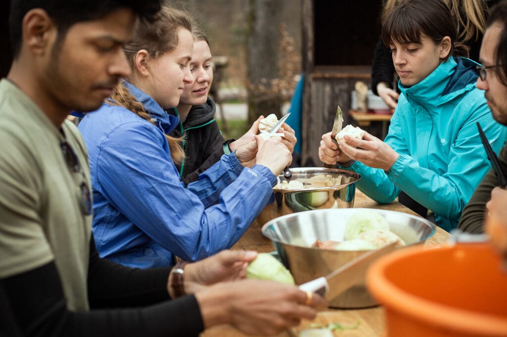 Essensvorbereitung in der Outdoorküche