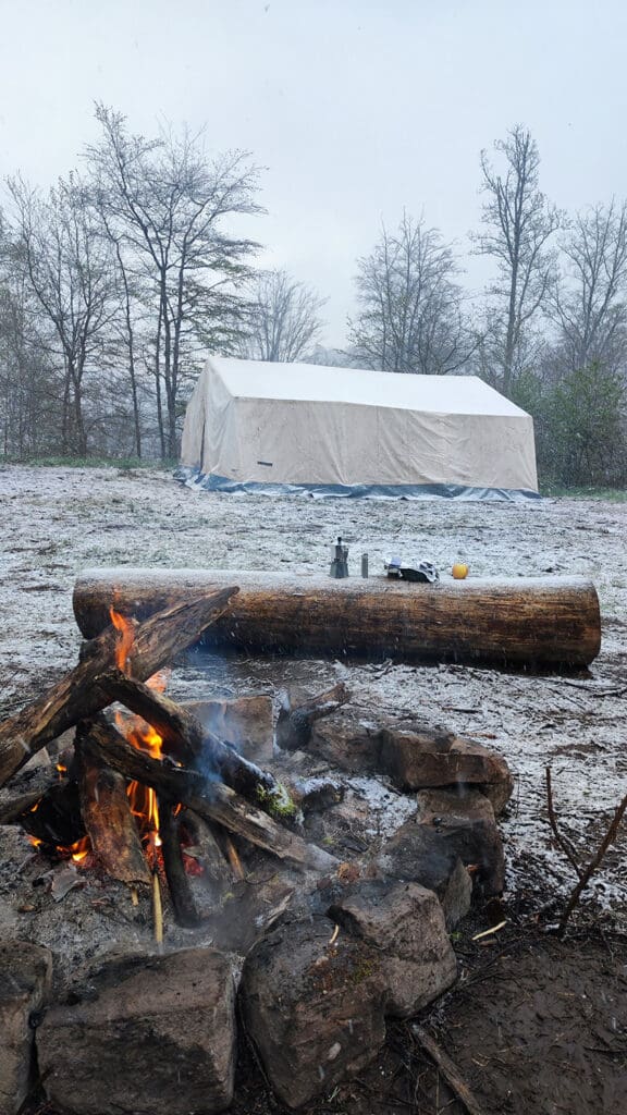 Gemeinschaftszelt im Schnee