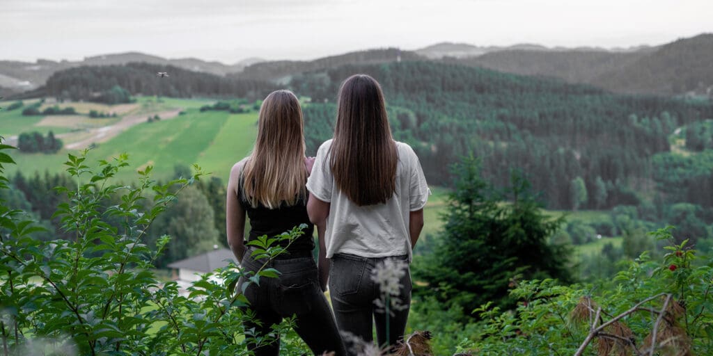 Zwei Frau von hinten blicken in die Ferne