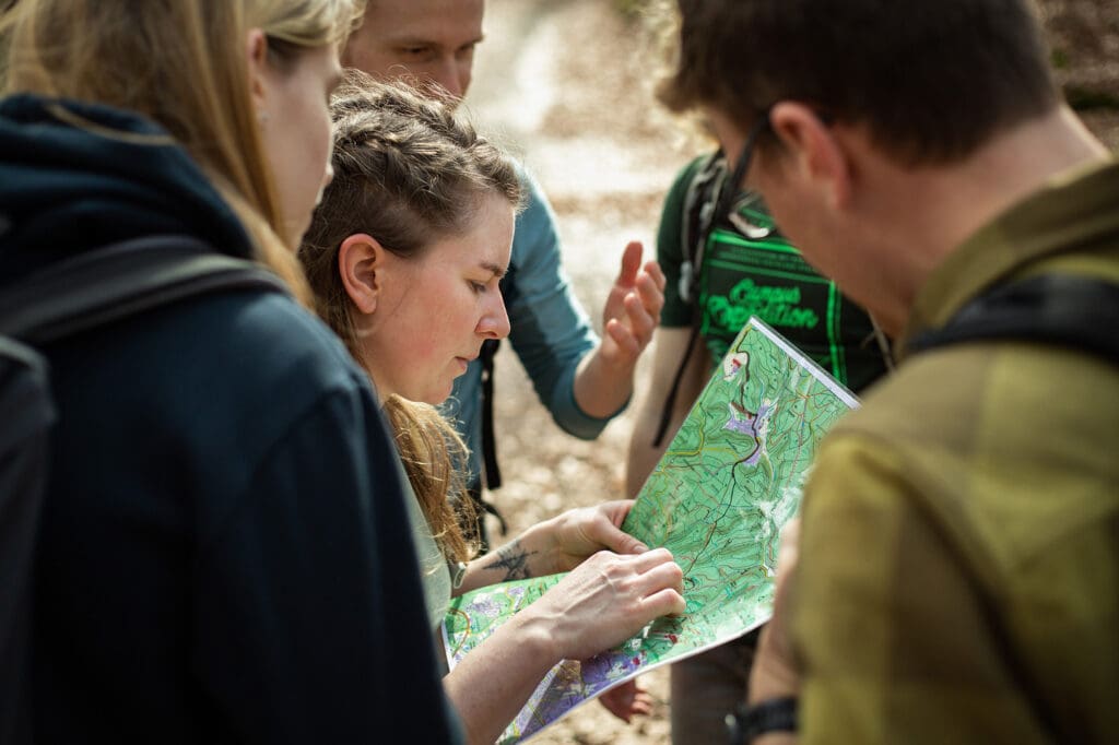 Studenten lesen eine Karte
