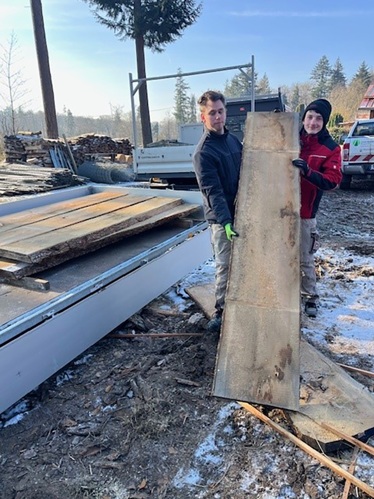 Menschen mit Holzplanke