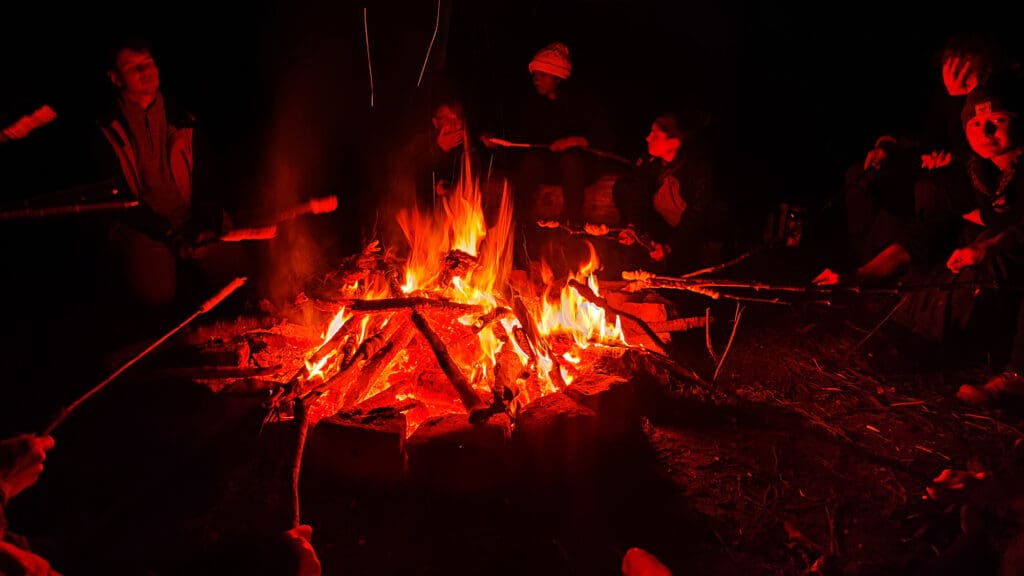 Menschen am Lagerfeuer