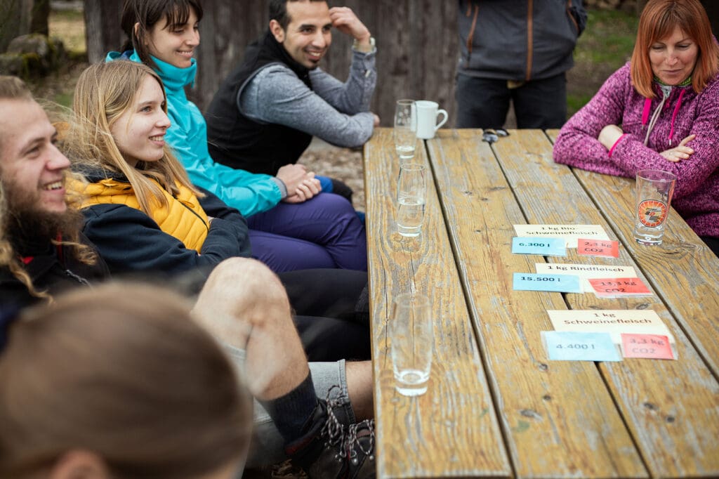 Studenten sitzen am Tisch