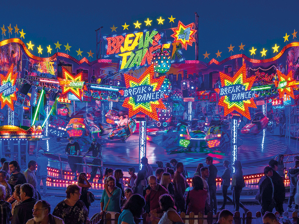 Break Dancer Maimarkt Pirmasens beleuchtet am Abend